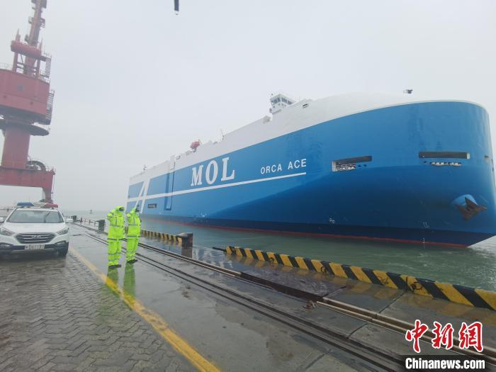 11日10时左右，装载着222台长城牌坦克500系列商品车及1024台上汽品牌商品车的“奥卡精英 ORCA　ACEV.0046A”滚装船从厦门现代码头离泊。陈光颖摄