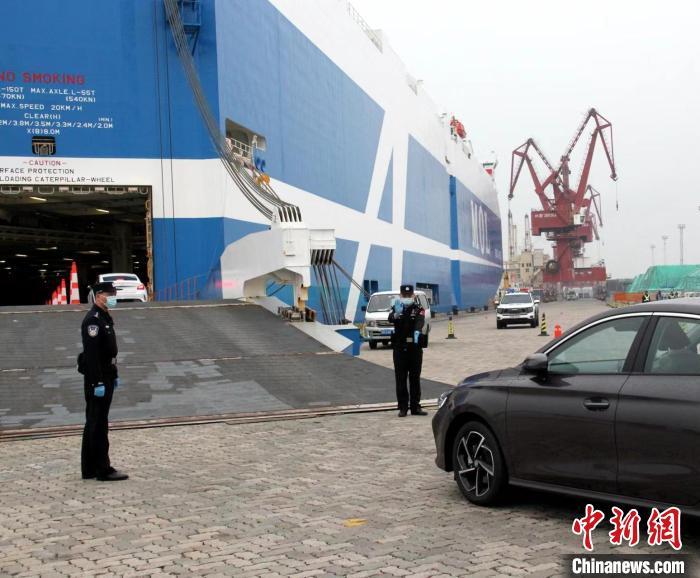 东渡边检站助力长城牌商品车在中国南方片区试水首航。林若筠摄