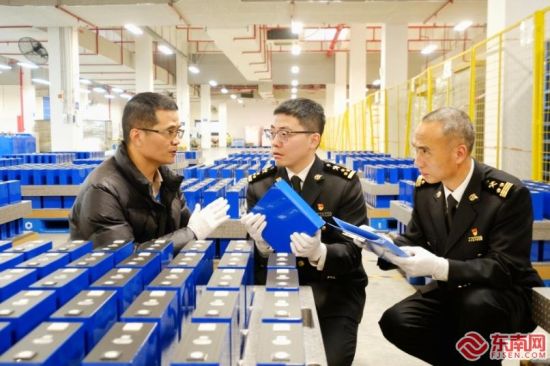 工作人员查验锂电池。（厦门海关 供图）