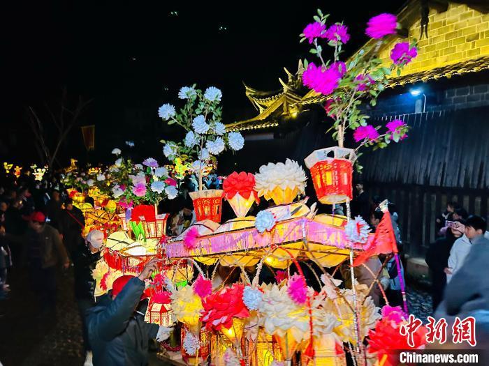 3月11日，璧洲“二月二”游灯笼队伍中的灯笼独具特色，在烛光映照下晶莹剔透、五光十色。　(连城县供图)