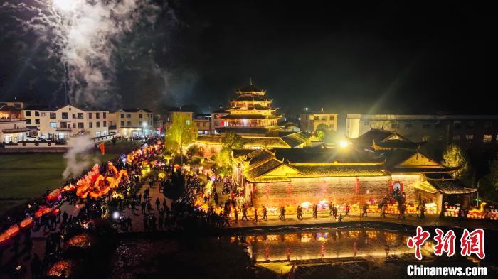 3月11日，第六届“二月二”南宋灯笼文化节活动在“客家祖地”福建省龙岩市的连城县莒溪镇璧洲村举行。　(连城县供图)