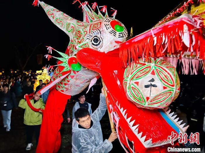 3月11日，村民们抬起3米多长、2米多高的龙头，开始一年一度的璧洲“二月二”游灯笼活动。　(连城县供图)