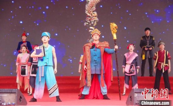 3月11日，少数民族代表在“中华一家亲·2024年各民族欢度二月二会亲节”上表演节目。　(福鼎市融媒体中心供图)