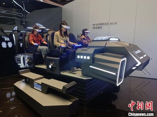 3月12日，参观者在中科智谷的VR体验区感受“科技风”，图为戴上VR眼镜体验“时空穿越”。　廖珍妹 摄