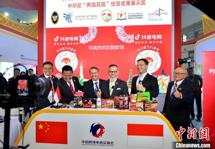 3月18日，第四届中国跨境电商交易会在福州开幕，印尼驻华大使周浩黎(前排右三)等通过直播推介商品。　中新社记者 吕明 摄