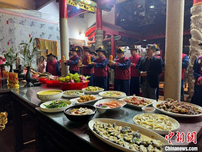 3月23日晚，福建漳州芗城区官园威惠庙举行隆重仪式纪念陈元光诞辰1367周年。马兴旭 摄