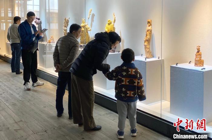 福州木雕技艺传承展吸引观众观看。　何佳倩 摄