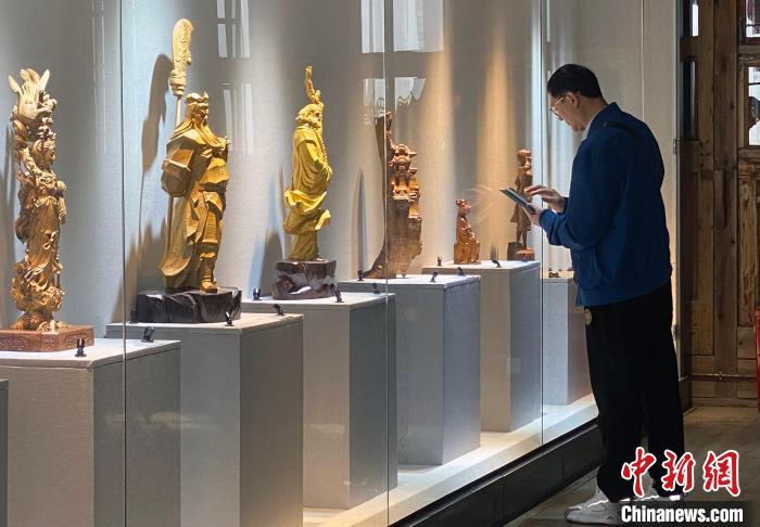 观众观看展览。　何佳倩 摄