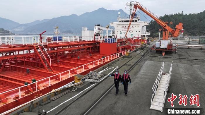 宁德边检站移民管理警察在外轮装卸货物期间对港区实施人工巡查。杨隆宇 摄 宁德边检站移民管理警察在外轮装卸货物期间对港区实施人工巡查。杨隆宇 摄