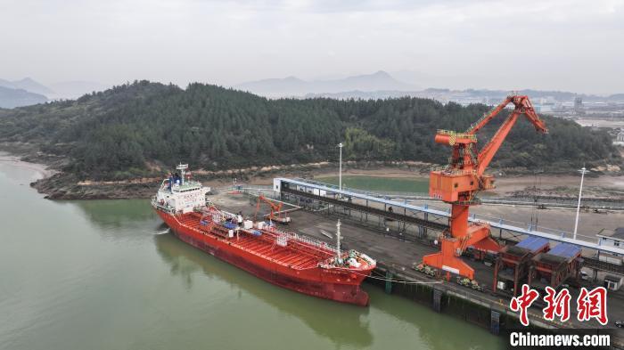 利比里亚籍“鼎衡26”轮在宁德三都澳港区漳湾作业区进行硫酸装船作业。杨隆宇 摄 利比里亚籍“鼎衡26”轮在宁德三都澳港区漳湾作业区进行硫酸装船作业。杨隆宇 摄