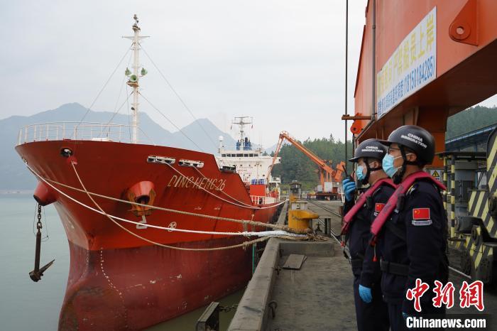 宁德边检站移民管理警察对外轮装卸出口硫酸产品开展监护。杨隆宇 摄 宁德边检站移民管理警察对外轮装卸出口硫酸产品开展监护。杨隆宇 摄