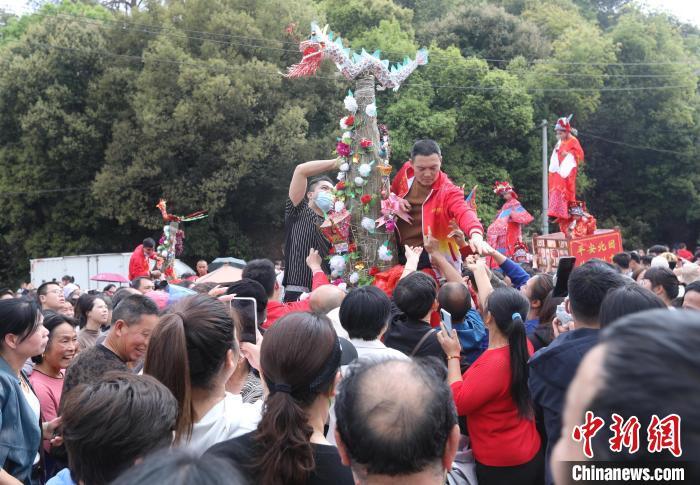 3月24日，现场等候的村民和游人把大粽围得水泄不通，争先恐后向“福首”请要小粽子。　(连城县融媒体中心 供图)