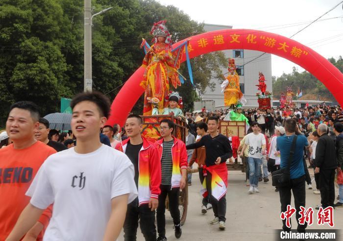 3月24日，北团游大粽活动在“客家祖地”福建省龙岩市连城县北团镇上江村举行。　(连城县融媒体中心 供图)
