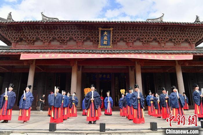 2021年10月16日，海峡两岸联合祭孔典礼在福州文庙、台南孔庙同步举行，36名台湾嘉宾在福州文庙参与祭拜。　中新社记者 张斌 摄