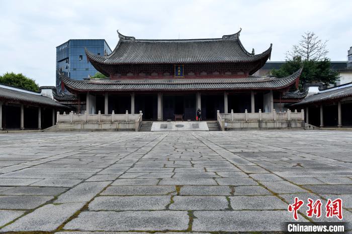 3月22日，坐落于福州闹市区的福州文庙在周围现代建筑映衬下格外醒目。　中新社记者 吕明 摄