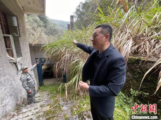 日前，福建龙栖山国家级自然保护区工作人员在已经废弃的莲花电站接受记者采访。阮煜琳摄