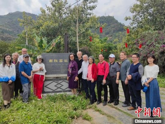 28日，台湾客家文艺参访团赴福建漳州平和县南胜镇参访，图为在南胜窑址合影留念。漳州市平和县委台港澳办 供图