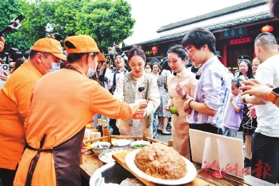 “东方甄选”直播走进福州