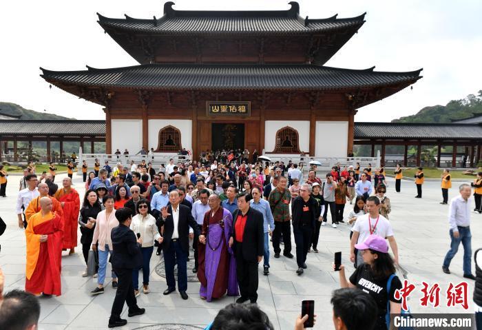 图为世界福清同乡联谊会代表成员参观福清南少林寺。　记者 吕明 摄