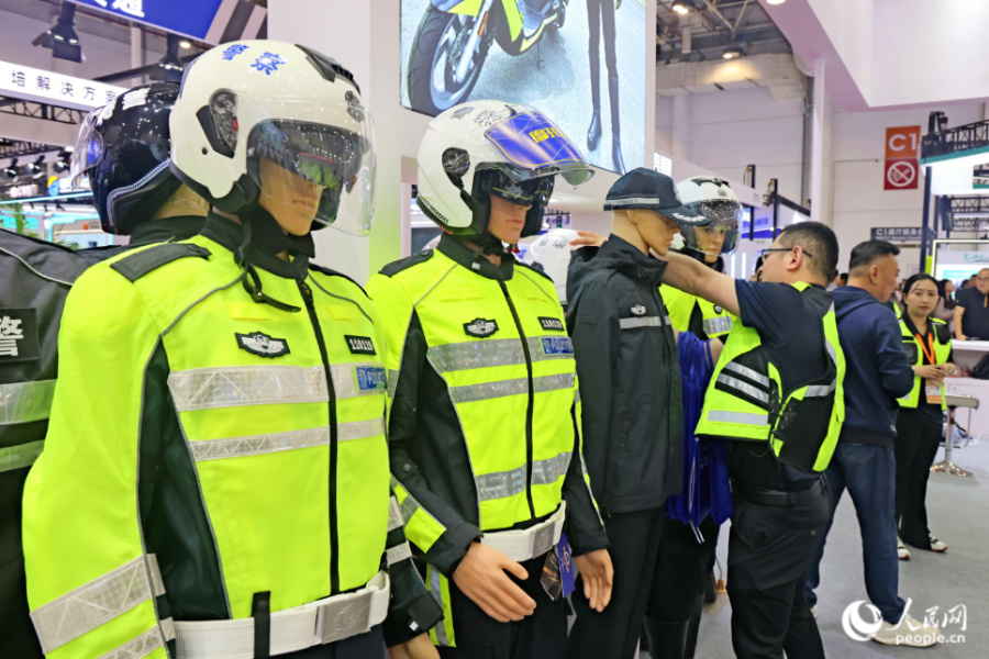 现场展出的警用装备。人民网记者 陈博摄