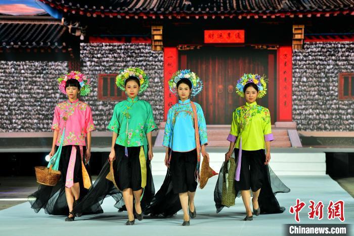 泉州拥有深厚的国潮文化底蕴，图为该市近日举办的蟳埔女设计师联名秀。　中新网记者 张斌 摄