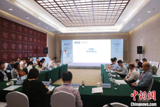 华侨大学党委书记徐西鹏在“凝聚侨力服务发展学术活动”开幕式上致辞。