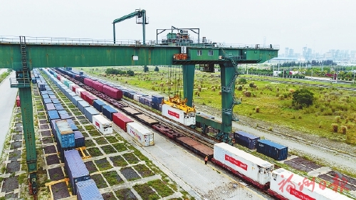 福鳗乘火车　“游”向莫斯科