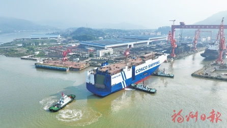 福州造汽车滚装船　在连江出坞下水