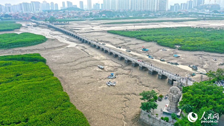 蔡襄在任泉州太守期间，主持修建洛阳桥并完工后，让洛阳江“天堑变成通途”。在洛阳桥北的桥头处，设立着蔡襄雕像（右下角），身着宋代官服，两手背后、峨冠博带、美髯笑面，被当地群众膜拜。人民网 李昌乾摄