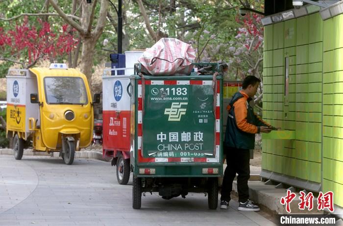 资料图：快递员在社区派送快递。记者 张宇 摄