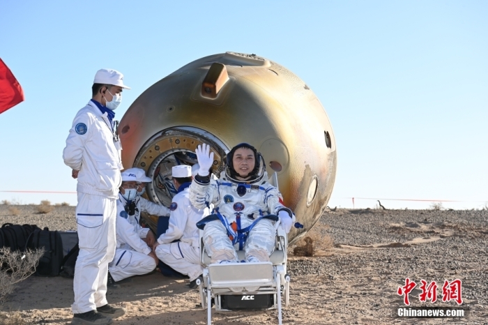 图为航天员汤洪波出舱。汪江波 摄