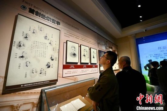 5月2日，中国船政文化博物馆内展出的船政学堂赴欧留学史料吸引了参观者的目光。　中新社记者 王东明 摄