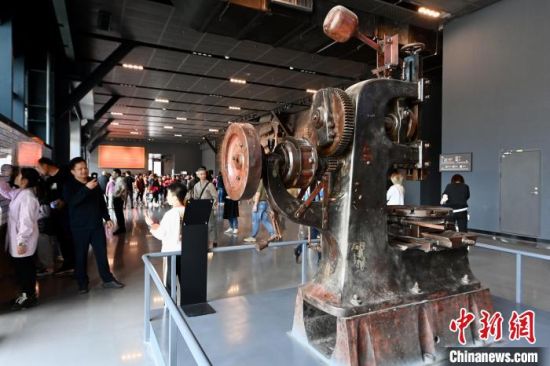 5月2日，游客在中国船政文化博物馆内参观1867年船政从法国引进的插床。　中新社记者 王东明 摄
