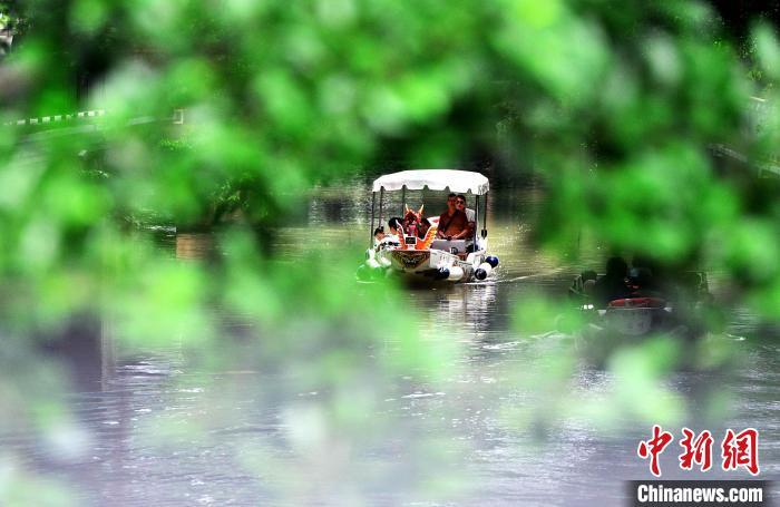 图为5月4日，游客乘坐游乐龙舟，水上游福州。　中新网记者 张斌 摄
