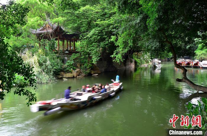 图为5月4日，游客乘坐游乐龙舟，水上游福州。　中新网记者 张斌 摄
