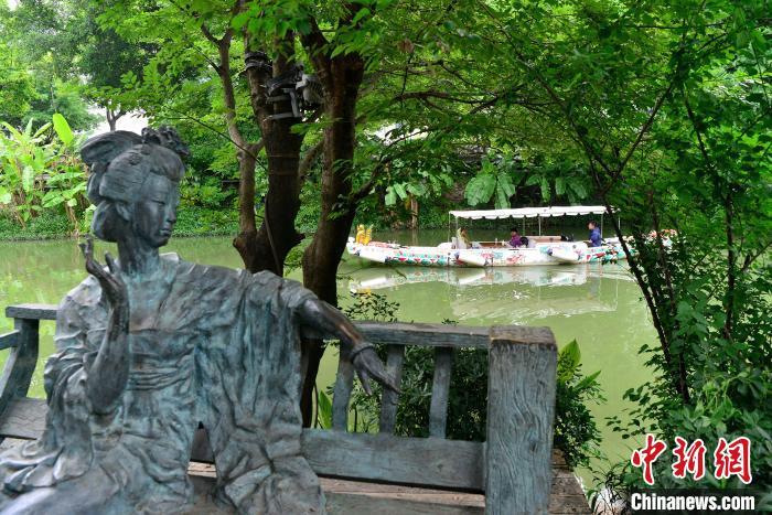图为5月4日，游客乘坐游乐龙舟，水上游福州。　中新网记者 张斌 摄
