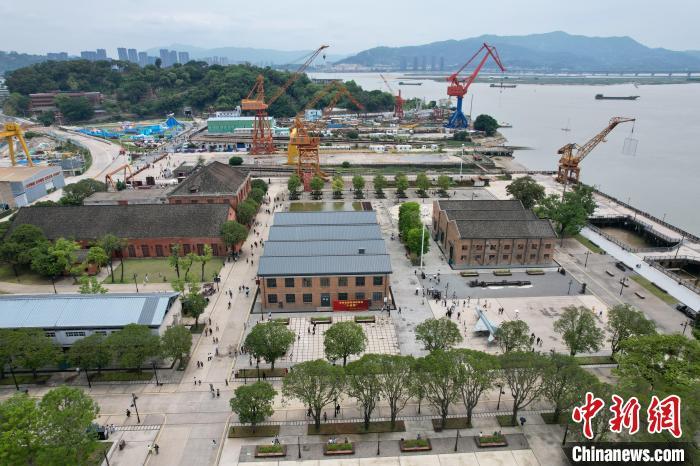 5月2日，位于福州市马尾区的中国船政文化城吸引游人络绎不绝前来参观。　中新社记者 王东明 摄