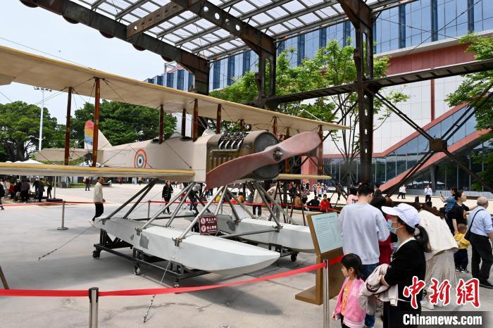 5月2日，在中国船政文化城展出的中国自制首架飞机——甲型一号水上教练机1∶1复原模型引人注目。　中新社记者 王东明 摄