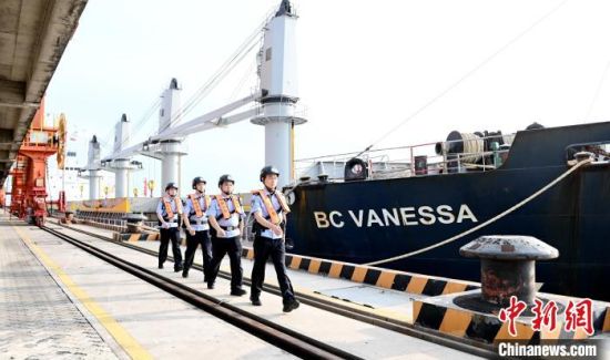 图为远洋巨轮“瓦妮莎”即将驶离福建漳州古雷港，前往土耳其。胡月 摄