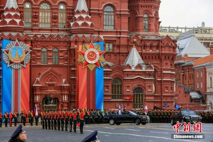 当地时间5月9日，俄罗斯在首都莫斯科红场举行阅兵式，纪念卫国战争胜利79周年。 　<a target='_blank' href='/'>中新社</a>记者 田冰 摄