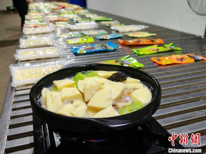 5月9日，福建三明一家制笋企业生产的笋制品品种丰富，备受日本市场欢迎。　雷朝良 摄