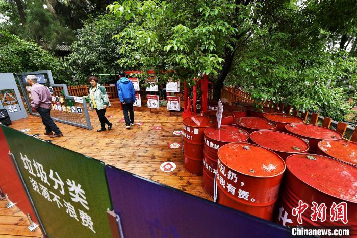 图为5月13日，市民在迷宫式户外垃圾分类科普空间参观。　中新网记者 张斌 摄