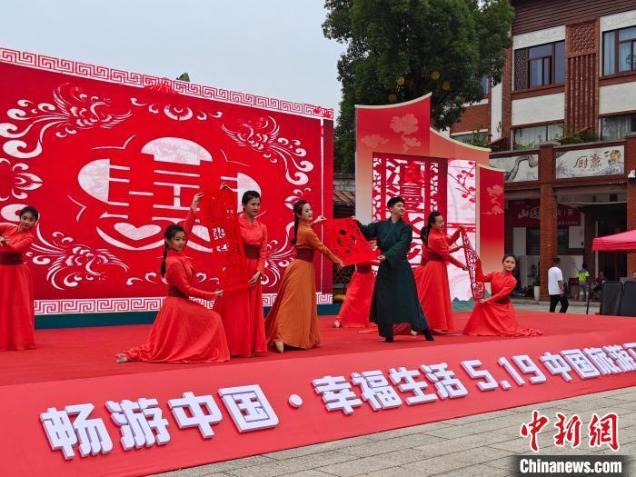 图为“5.19中国旅游日”漳州主会场活动暨龙文区龙舟文化节启动仪式，上演精彩节目。黄磊 摄