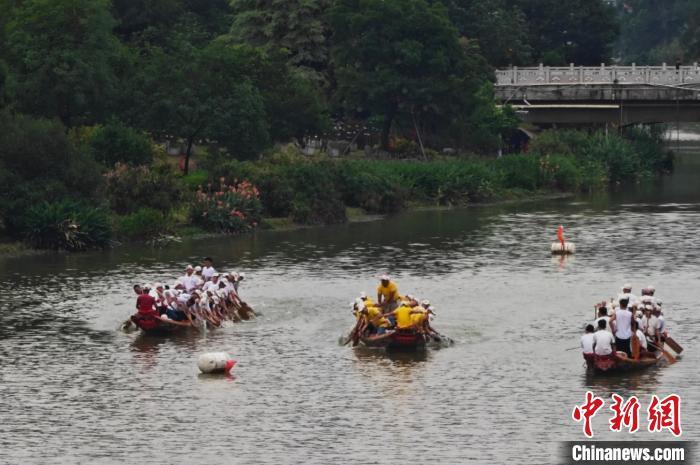 图为漳州龙文区闽南水乡河面上，龙舟训练开启速度与力量的角逐。黄磊 摄