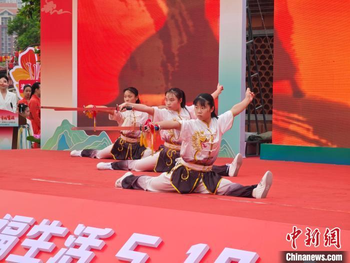图为活动现场表演龙文武术，展示传统武术文化魅力。黄磊 摄