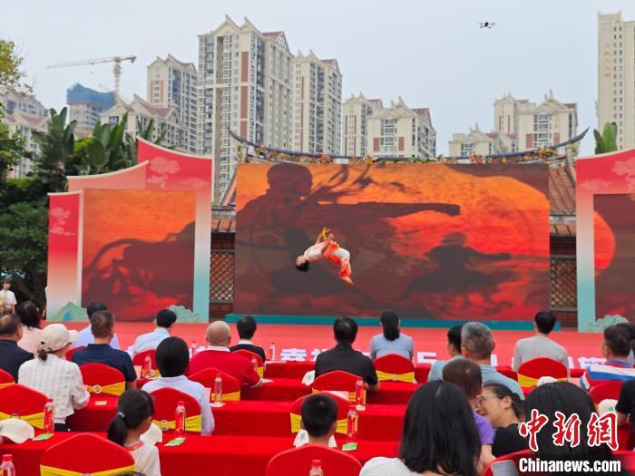 图为活动现场表演龙文武术，展示传统武术文化魅力。黄磊 摄