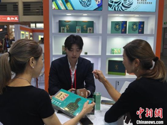 5月18日，台青王彦翔(中)在海交会上与王思予(左)、王凌卿(右)正在沟通与产商合作事宜。中新社记者 叶秋云 摄
