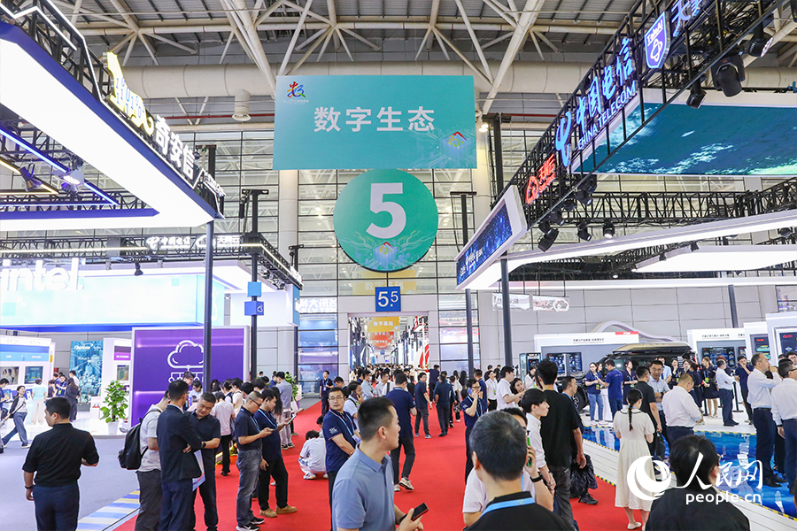 数字峰会现场体验区吸引不少市民前来参观。人民网 陈永整摄