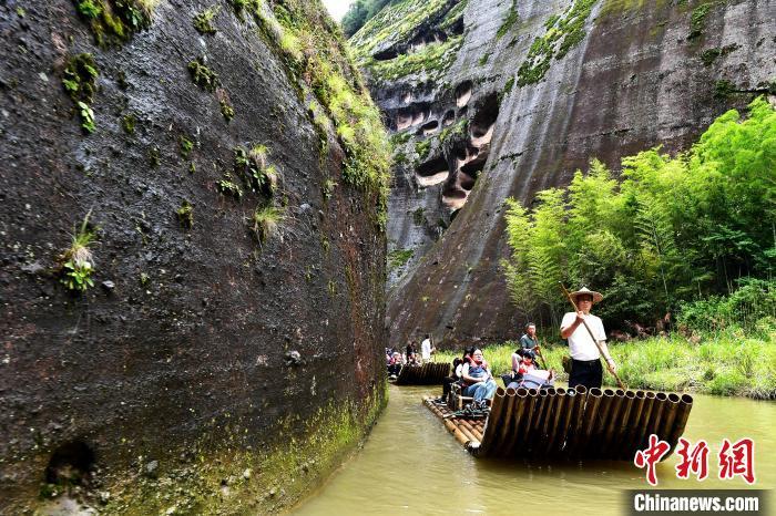 图为5月28日，游客乘坐竹排在泰宁县上清溪景区游玩。　中新网记者 张斌 摄
