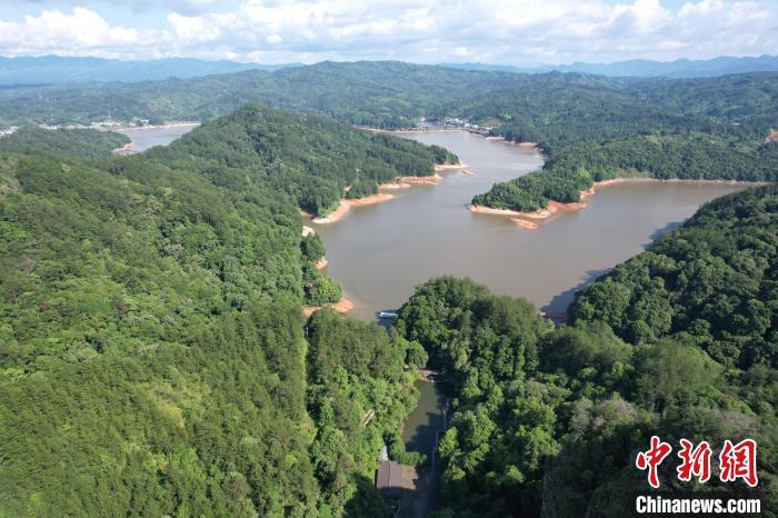 5月28日，航拍泰宁县大金湖景区一角。(无人机照片) 中新网记者 张斌 摄